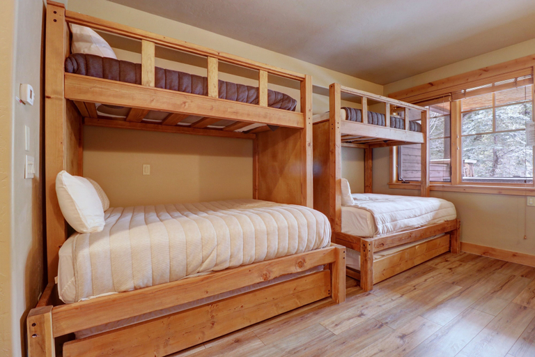 Room 2, Mountain Chalet Right Next To The Lift - 39B by RedAwning, Summit