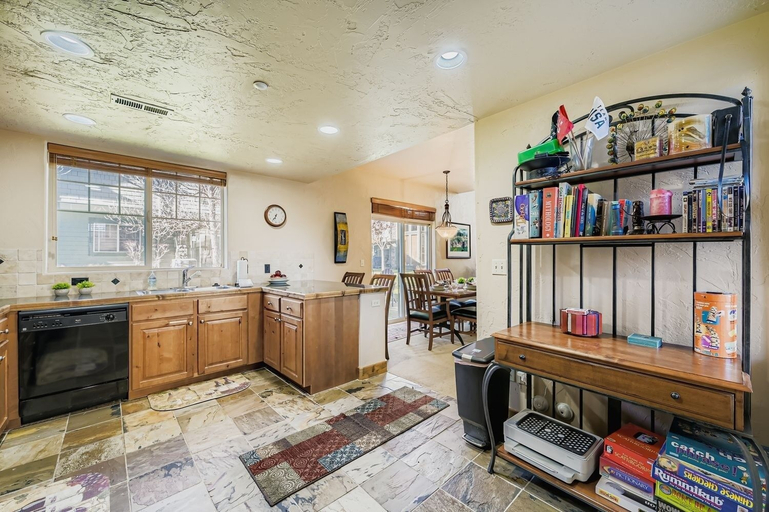 Private kitchen 2, Foxpoint Cottage 3 Bedroom Townhouse by RedAwning, Summit