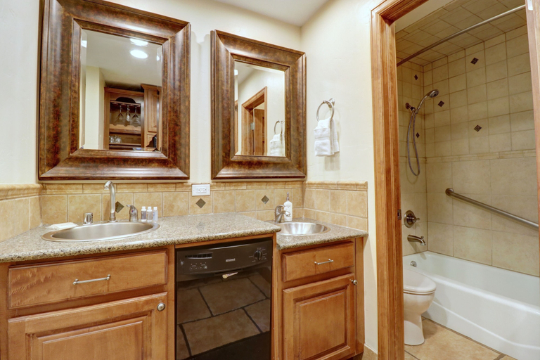 Bathroom 3, Vs553 Village Square Hotel Room Hotel Room, Summit