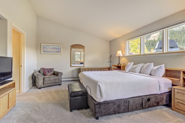 Room 2, Legends 11 5 Bedroom Townhouse, Summit