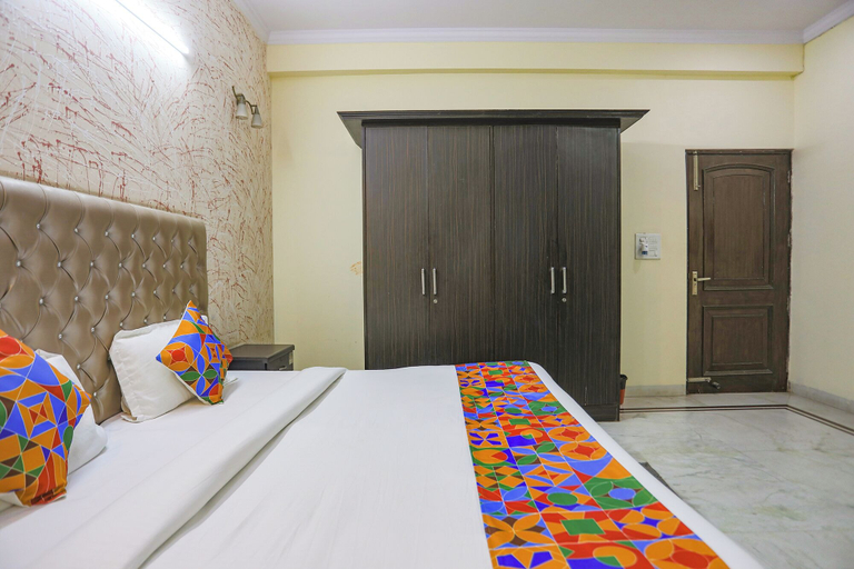 Room 3, Fabexpress Hm Palace, Gautam Buddha Nagar