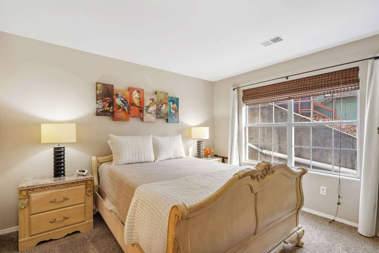 Room 3, Premiere Pointe Golf Discounts, Taney