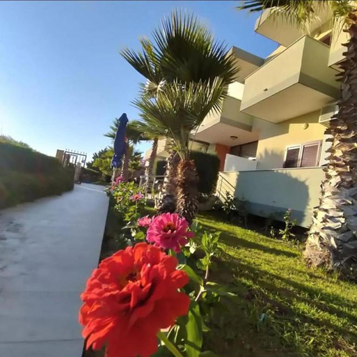 Others 5, Hotel Jaho, Kavajës