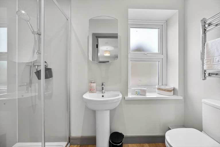 Bathroom 2, Cosy Flat in City Centre, Cardiff