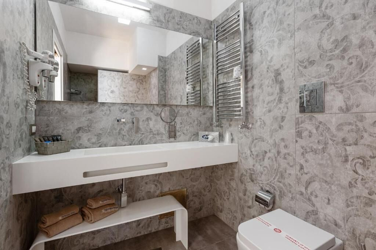 Bathroom, Hotiday Napoli Lungomare, Napoli