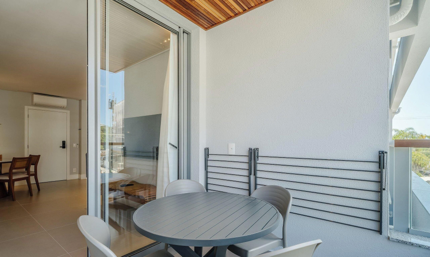 Outdoor dining 2, Apt w/ Barbecue Grill 50 m from the Beach DOI0203, Florianopolis