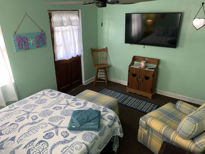 Room 3, Beach Side Studio #1 Apts by RedAwning, Norfolk