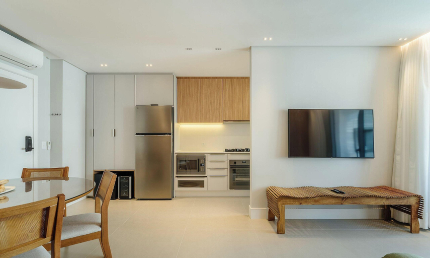Private kitchen 5, Apt w/ Barbecue Grill 50 m from the Beach DOI0203, Florianopolis