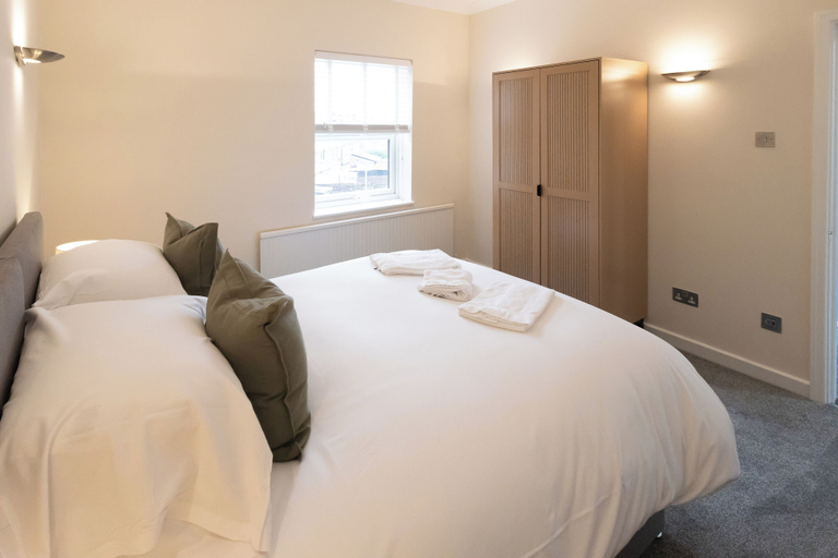 Room 3, Boughton House Apartments by Guestz, Cheshire West and Chester