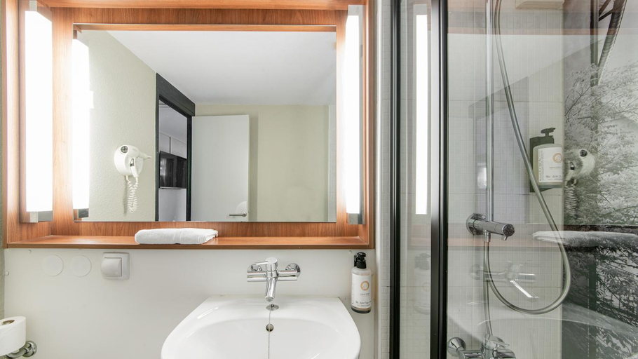Bathroom 4, Campanile NATURE - Poitiers Sud Aéroport, Vienne