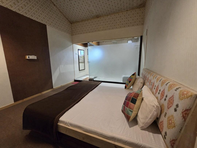 Bedroom 2, Kamdhenu Resort, Anand