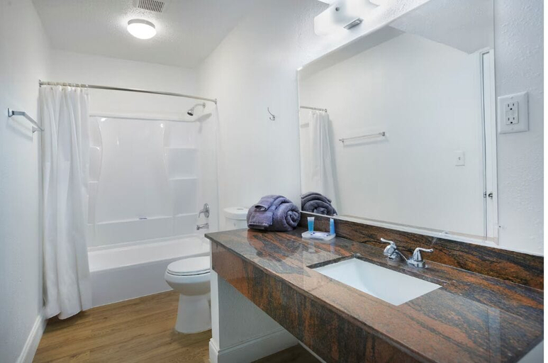 Bathroom 4, Weekly Inn, Duval