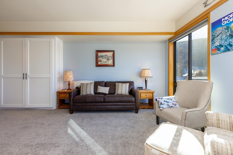Living area 5, 2756 Slopeside Condo, Summit
