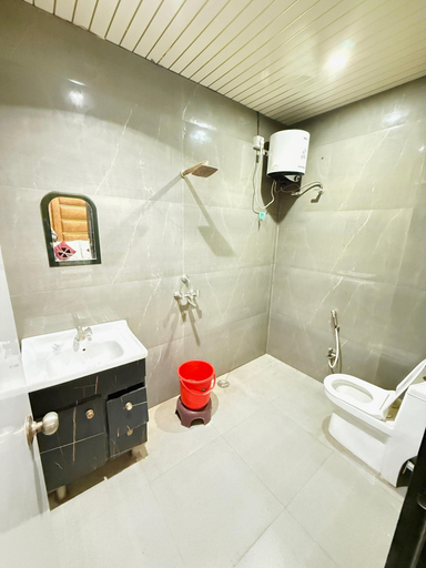 Bathroom 3, Hotel Manish International, Varanasi