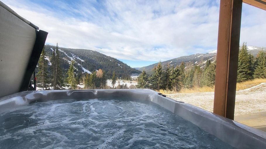 Outdoor spa tub 2, Powder Heights #22 2 Bedroom Townhouse, Thompson-Nicola