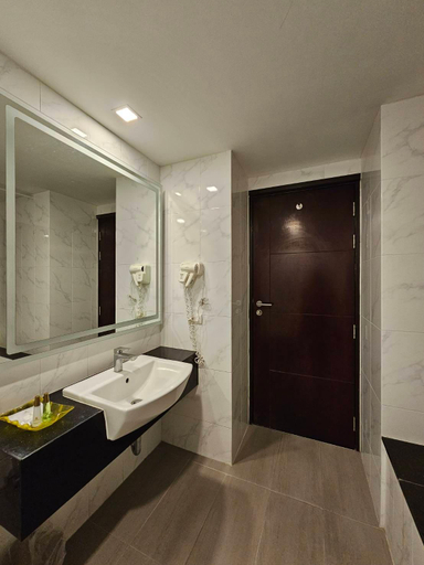 Bathroom 3, Vareena Palace Hotel, Pattaya