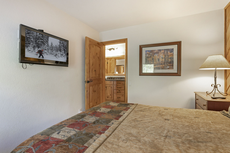 Room 2, 188 Ridgepoint 3 Bedroom Townhouse by RedAwning, Eagle