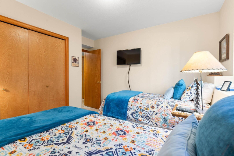 Room 2, Mountainside 523 3 Bedroom Home by RedAwning, Summit