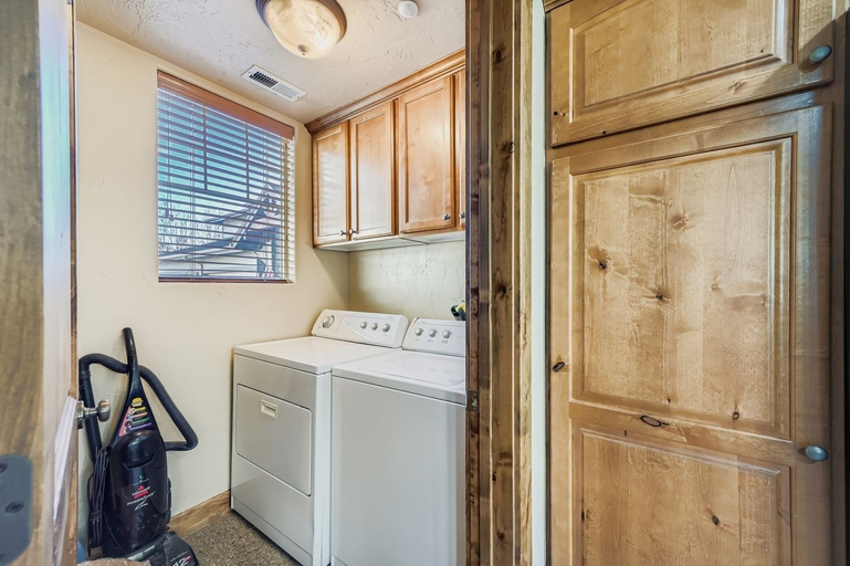 Interior, Foxpoint Cottage 3 Bedroom Townhouse by RedAwning, Summit