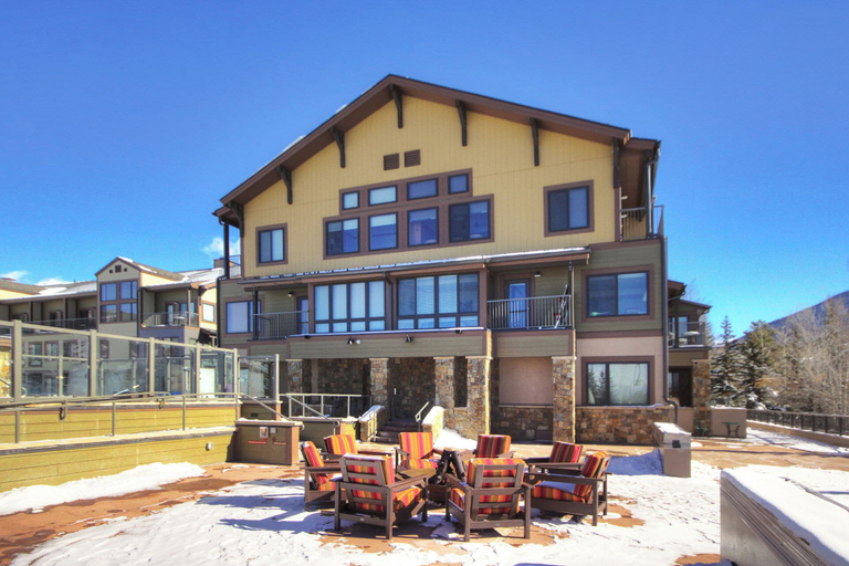 Outdoor dining 5, 2759 Slopeside 1 Bedroom Condo by RedAwning, Summit