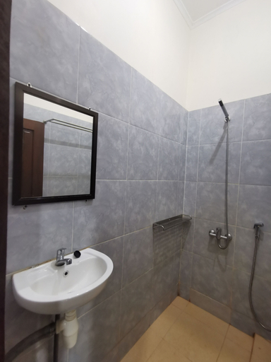 Bathroom 5, OYO 95059 Ikon Guesthouse, East Kutai