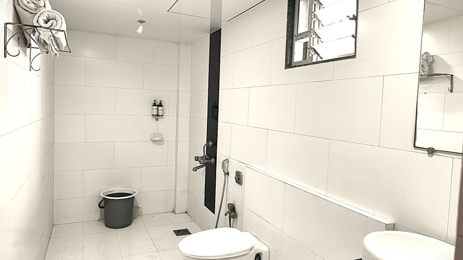 Bathroom 3, Hotel Express Airoli, Thane