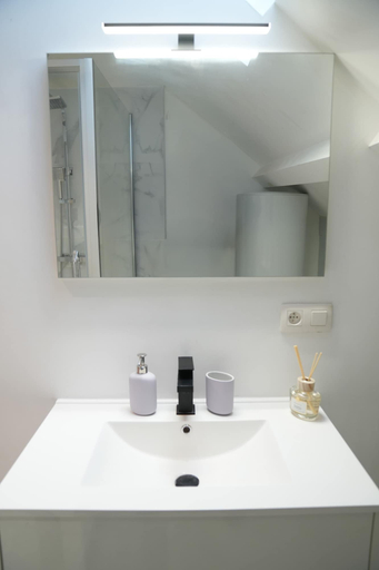 Bathroom 4, Modern 1BR 1LR Apartment Walk To Rabot, Oost-Vlaanderen