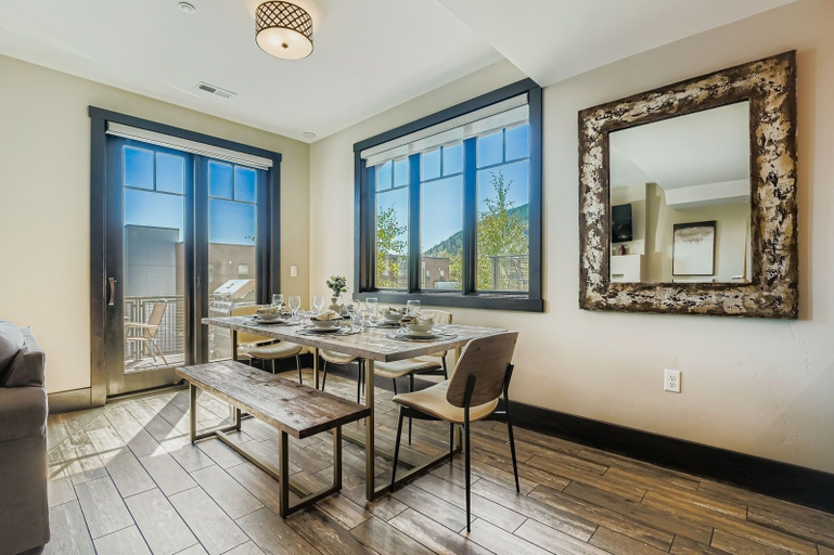 Dining 4, Tranquil Blackstone Getaway 3 Bedroom Townhouse, Summit