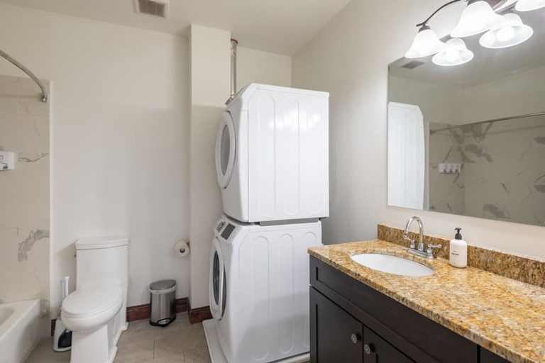 Room 3, Sosuite 3BR Apt w Balcony, W/d, Gym, On-site Bar, Philadelphia