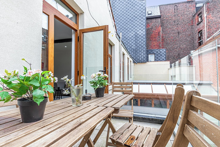 Balcony 4, Modern 3BR Apt for 6 with Patio Ghent, Oost-Vlaanderen