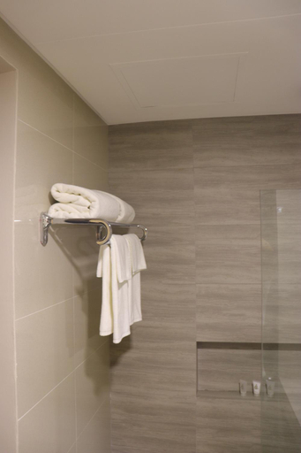 Bathroom 5, The Aurora Subic Hotel Managed By HII, Olongapo City