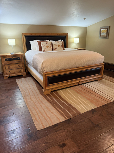 Room 3, Potato Patch Club - 5 Br Townhouse, Eagle