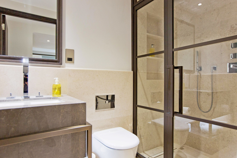 Bathroom 3, 3-bed Deluxe Apt 101, London