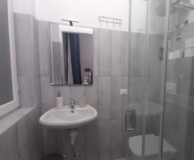 Bathroom 4, Il Borgo del Castello, Bergamo