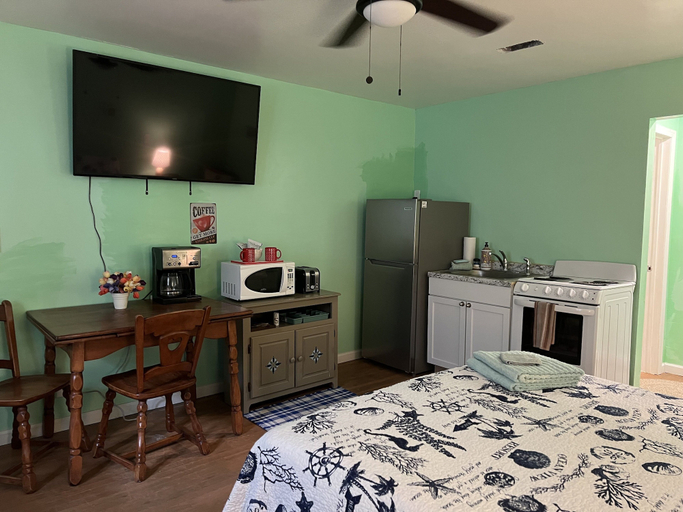 Room 3, Boat House Studio - Water Front Pets Wifi Smart Tv Apts by RedAwning, Norfolk