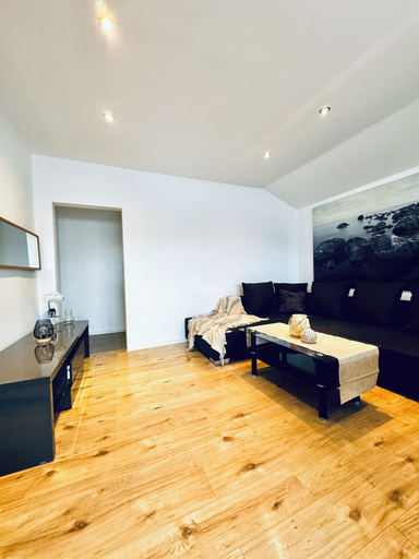Room 4, 2BR Apt With Balcony Blumengärten, Wien