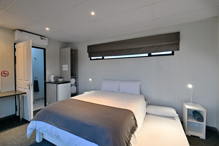 Room 5, SleepOver Colesberg, Pixley ka Seme