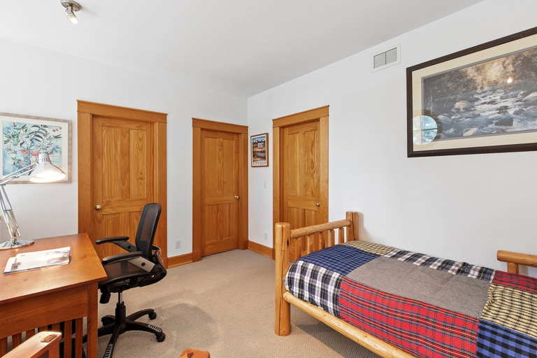 Room 2, Polecat Chalet 4 Bedroom Home by RedAwning, San Miguel