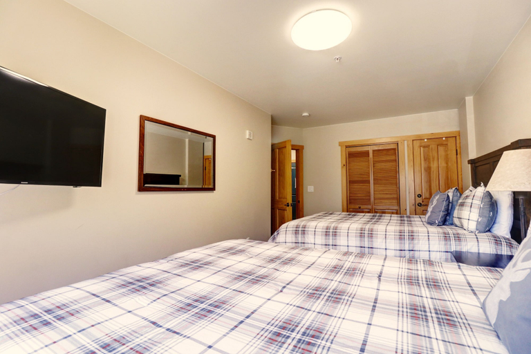 Room 5, Newly Remodeled, Open Layout, with Incredible Views - CS302 by RedAwning, Summit