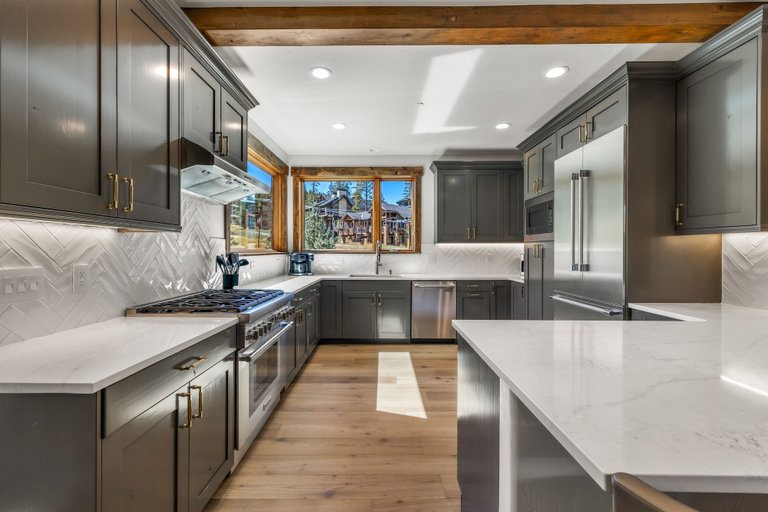 Private kitchen 4, Beautiful Executive Ski-In Ski-Out Rooftop Hot tub - LR962 by RedAwning, Summit