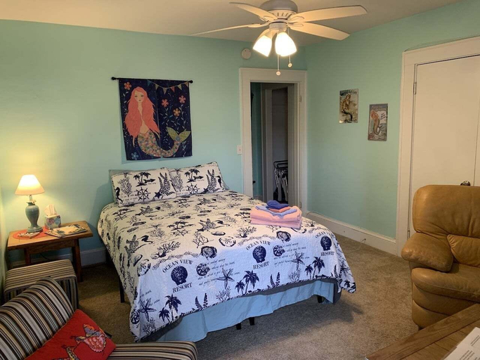 Room 2, Cozy Suite - Pet Friendly, Beach Side 1 Bedroom Apts by RedAwning, Norfolk