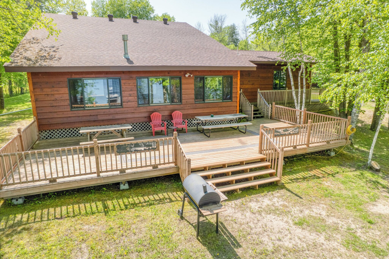 Outdoor dining, Cedar Point Resort and Campground, Itasca