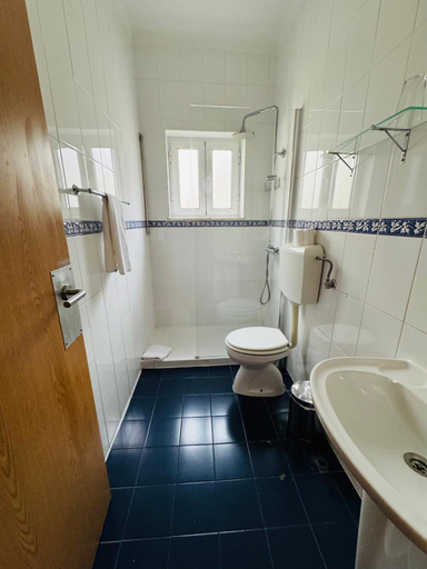 Bathroom 4, Residencial Camoes, Lisbon