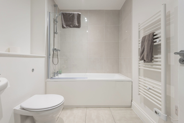 Bathroom 5, George House Apartment by Guestz, Wakefield