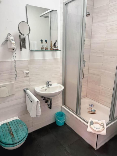 Bathroom 5, ORCA Hotel am Elbschloss, Dresden