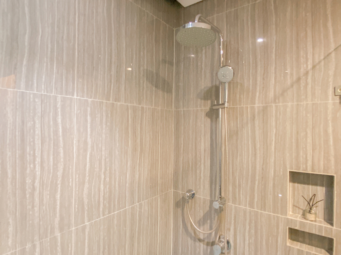 Bathroom 5, Scenic and Homey 2BR at Capitol Suites Apartment By Travelio, Jakarta Pusat