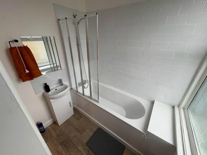 Others 3, Spacious 2 Bed Apartment in Central Margate, Kent