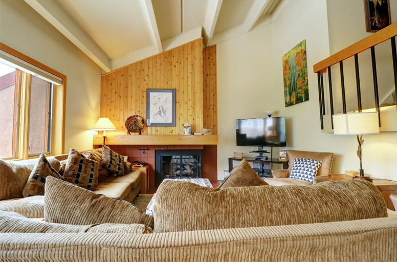 Interior 2, Alluring Lofty Condo In East Village - PG310 by RedAwning, Summit
