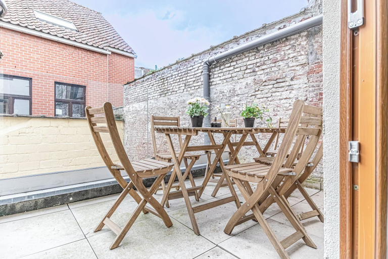 Balcony 2, Modern 3BR Apt for 6 with Patio Ghent, Oost-Vlaanderen