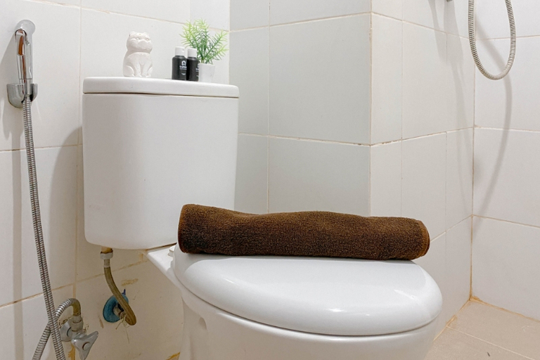 Bathroom 5, Pristine and Homelike 2BR Apartment at Vittoria Residence by Travelio, Jakarta Barat
